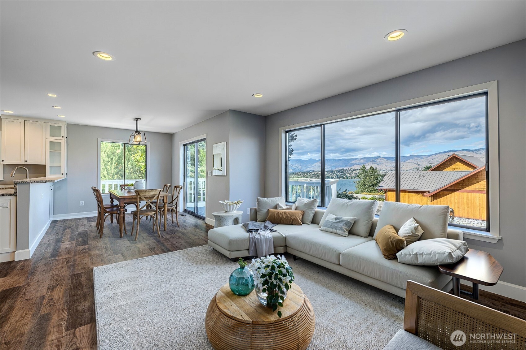 4124 Lakeview Place Chelan, WA 98816 - Photo 11 of 40 a living room with furniture and a large window