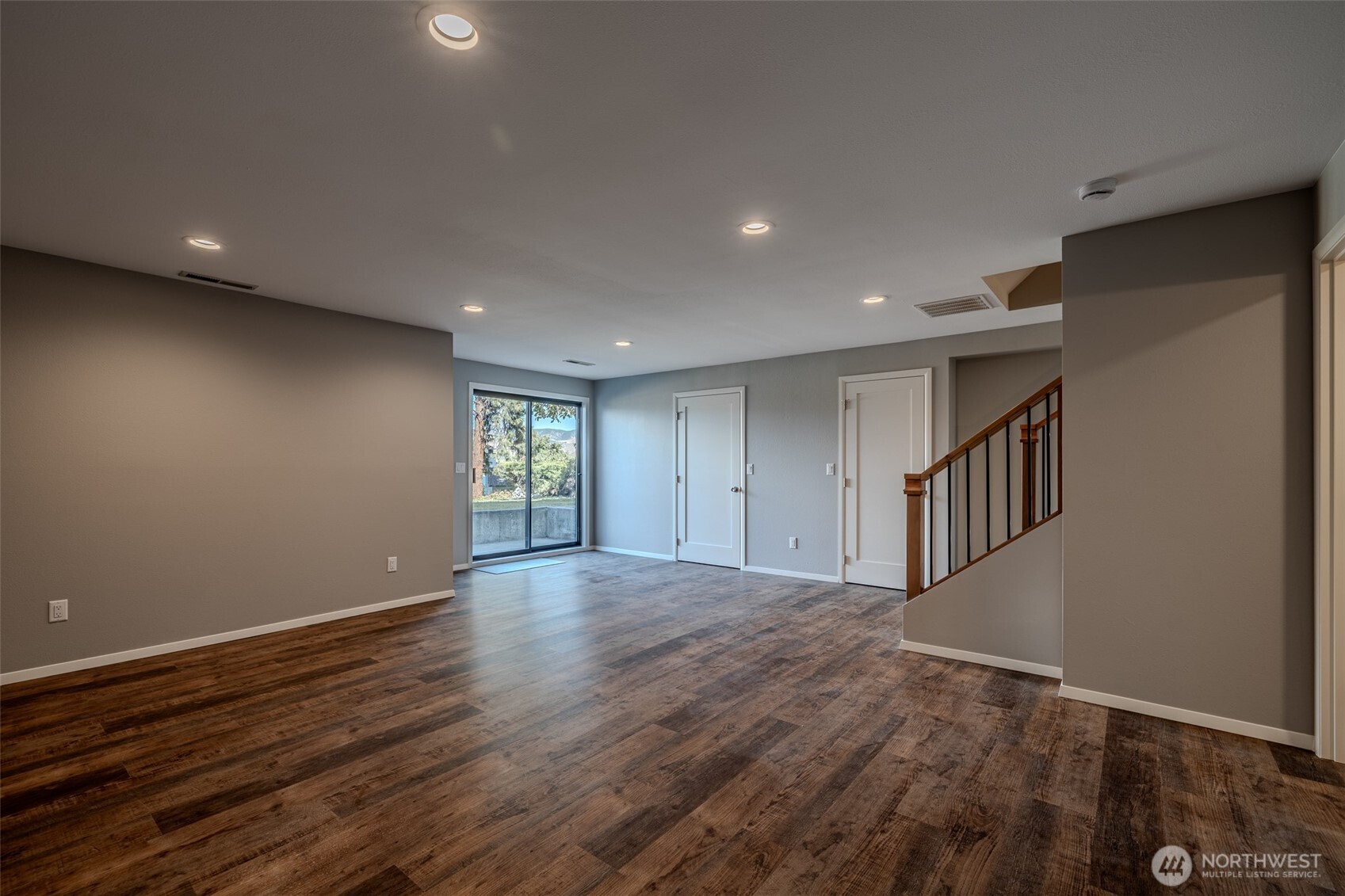 4124 Lakeview Place Chelan, WA 98816 - Photo 18 of 40 a view of an empty room with wooden floor and a window
