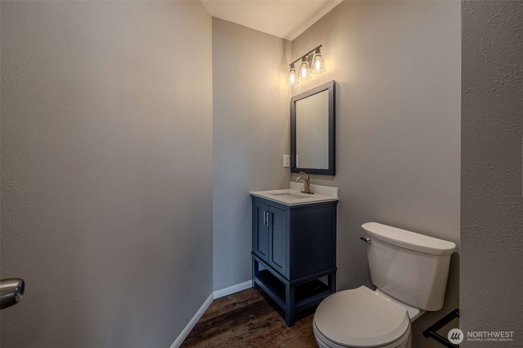 4124 Lakeview Place Chelan, WA 98816 - Photo 20 of 40 a bathroom with a toilet a sink and mirror