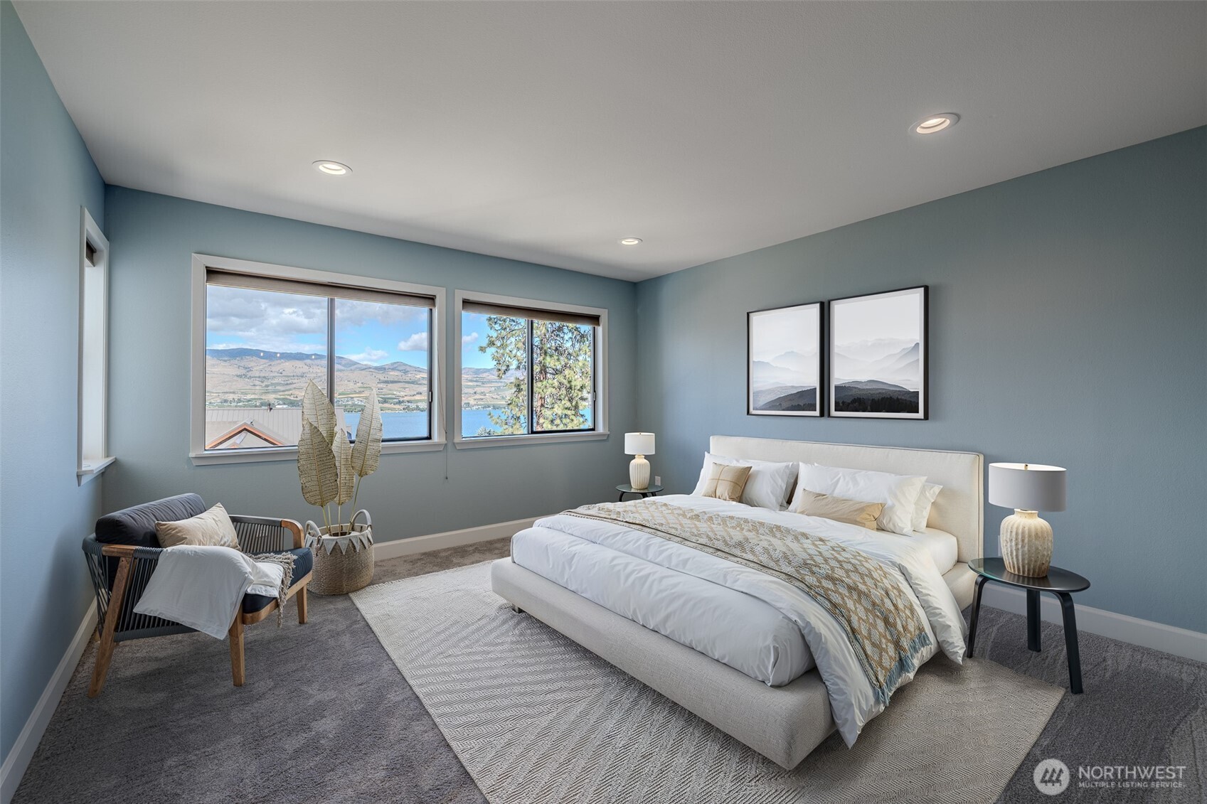 4124 Lakeview Place Chelan, WA 98816 - Photo 23 of 40 a bedroom with a large bed and a window