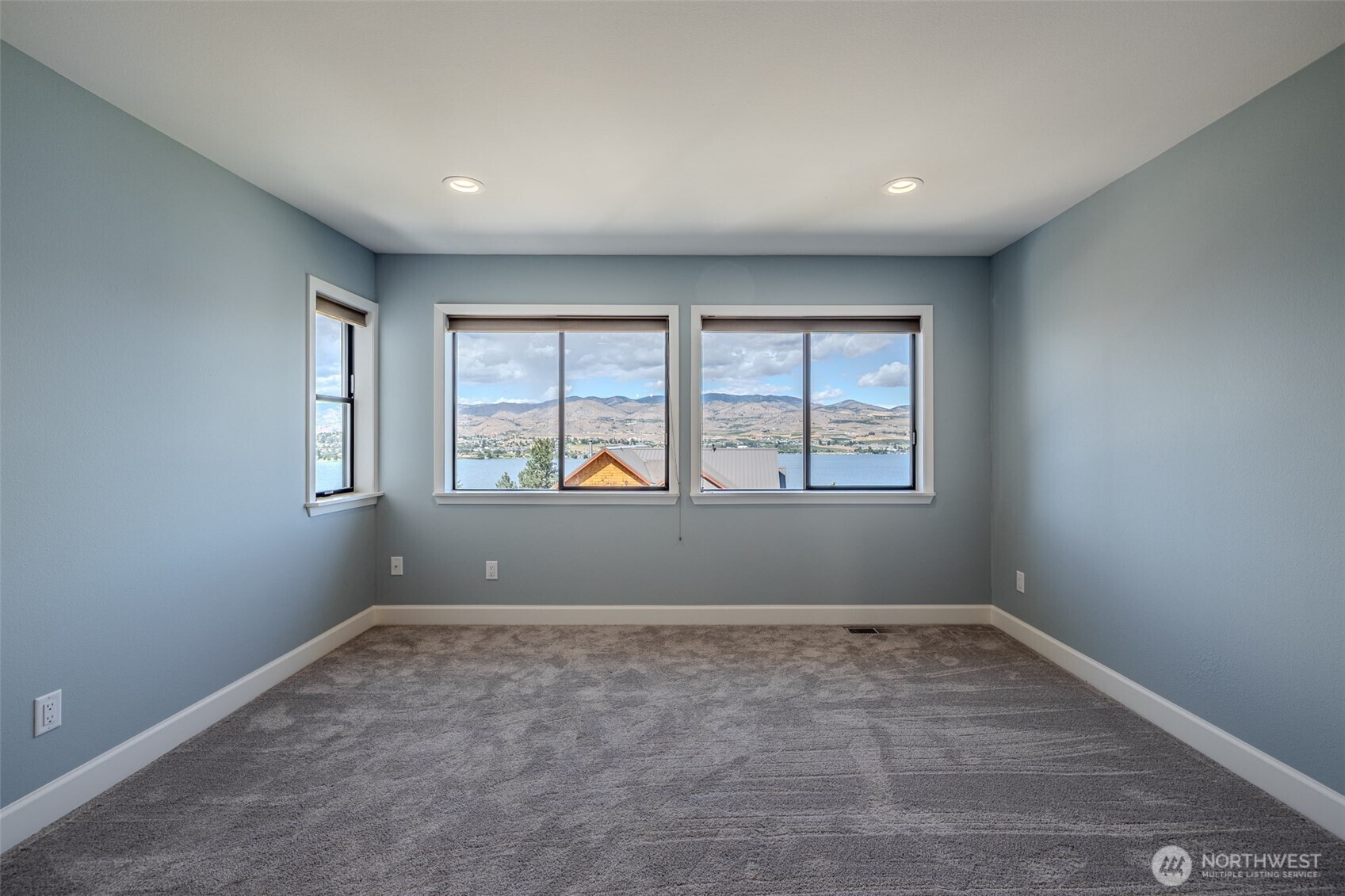 4124 Lakeview Place Chelan, WA 98816 - Photo 25 of 40 an empty room with windows and ceiling fan
