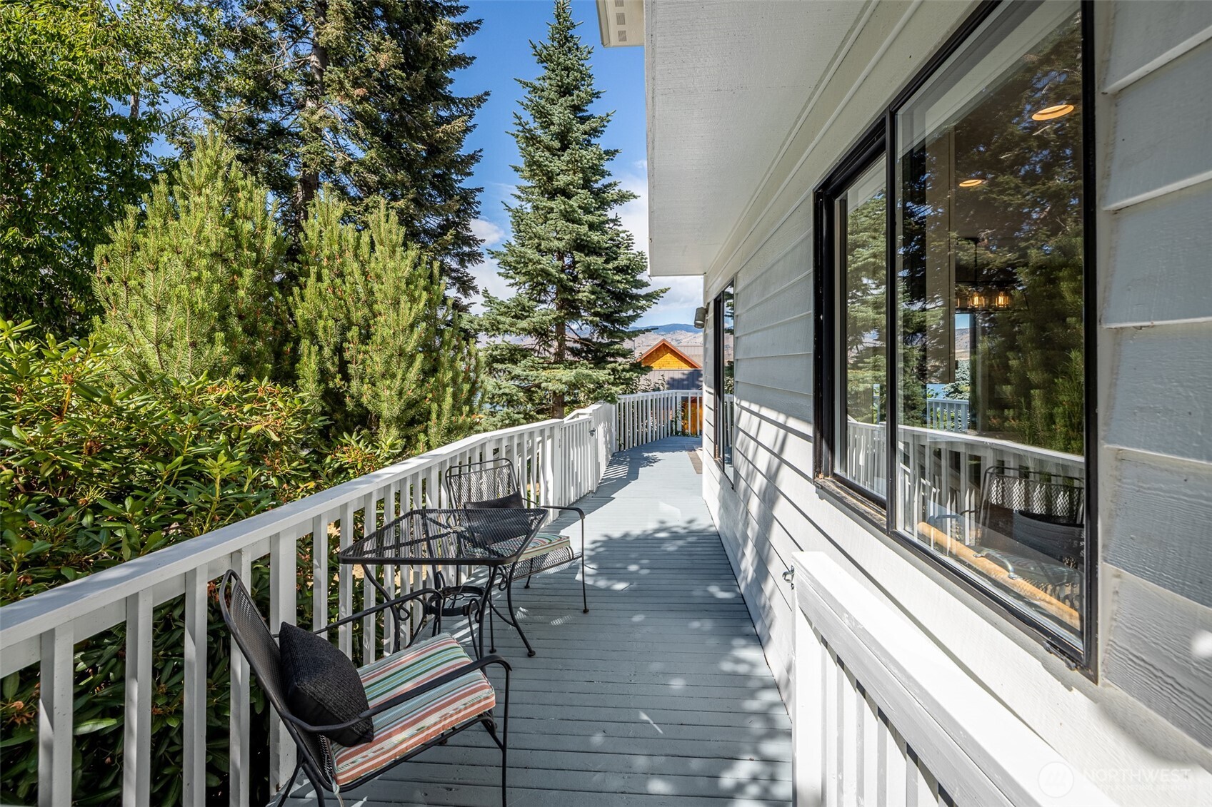4124 Lakeview Place Chelan, WA 98816 - Photo 38 of 40 a view of balcony with furniture