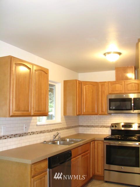 10751 Renton Avenue South Seattle, WA 98178 - Photo 4 of 15 Gallery Image 4