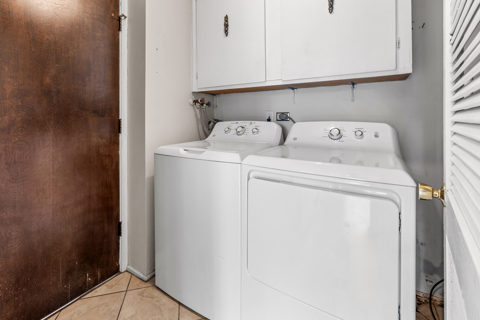 146 Inverrary Lane, Unit 146 Deerfield, IL 60015 - Photo 16 of 19 a utility room with dryer and washer