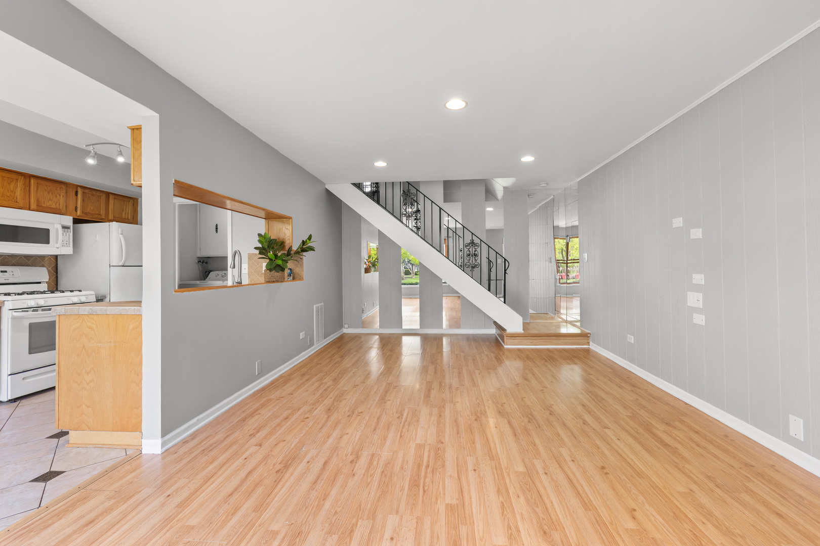 146 Inverrary Lane, Unit 146 Deerfield, IL 60015 - Photo 9 of 19 a view of an entryway with wooden floor