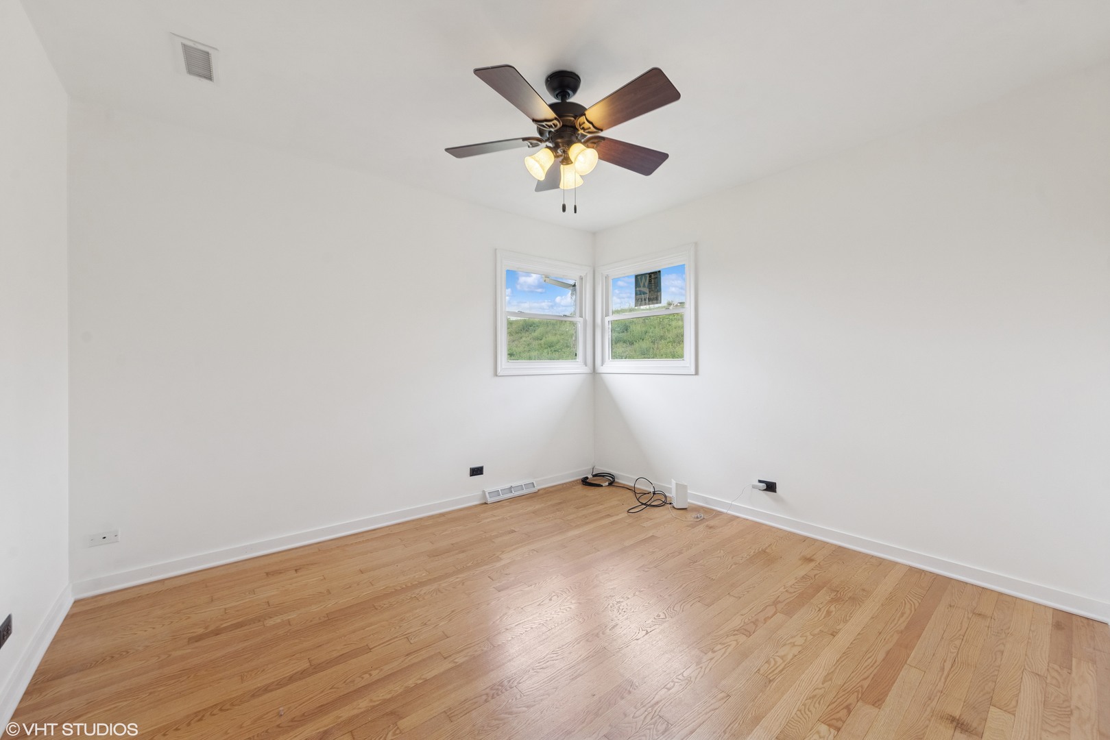 1826 Coolidge Avenue Berkeley, IL 60163 - Photo 7 of 15 an empty room with table and windows