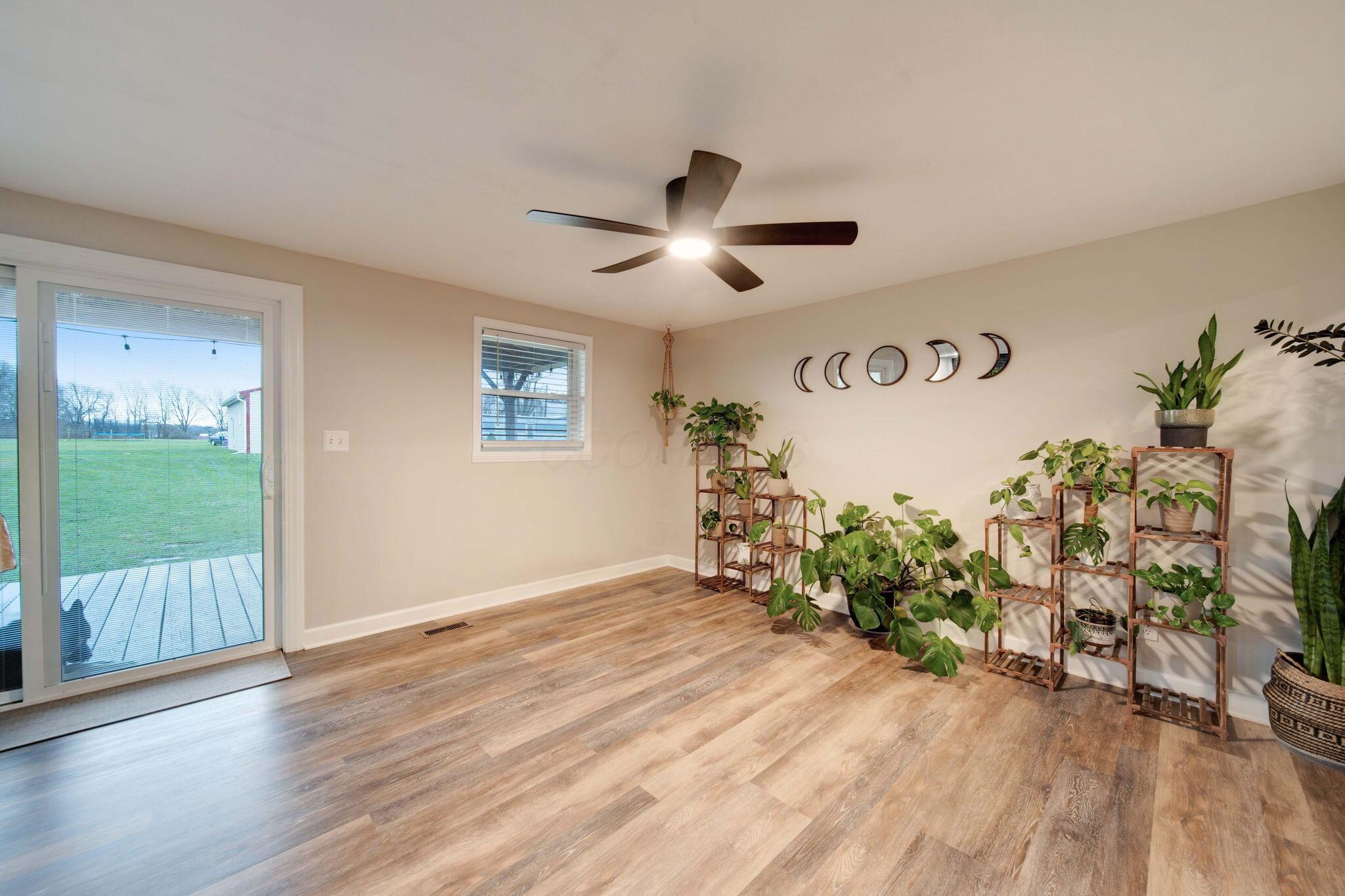 5243 Old Columbus Road Springfield, OH 45502 - Photo 9 of 19 Dining Space