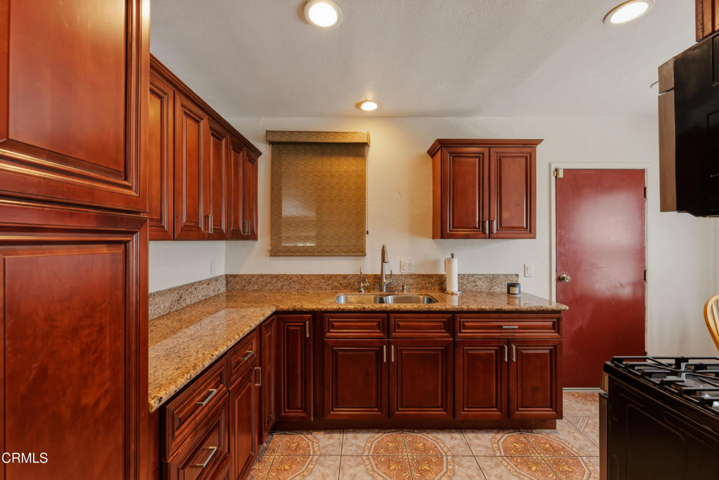 164 Harding Avenue Oxnard, CA 93030 - Photo 11 of 28