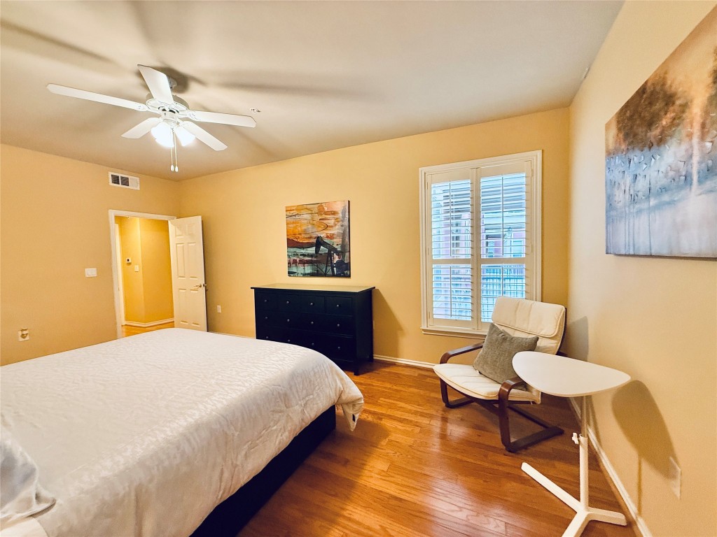 2400 McCue Road, Unit 325 Houston, TX 77056 - Photo 11 of 30 a bedroom with a bed and a table in it