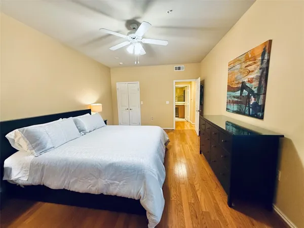 $2,000 | 2400 McCue Road, Unit 325, Houston, TX 77056