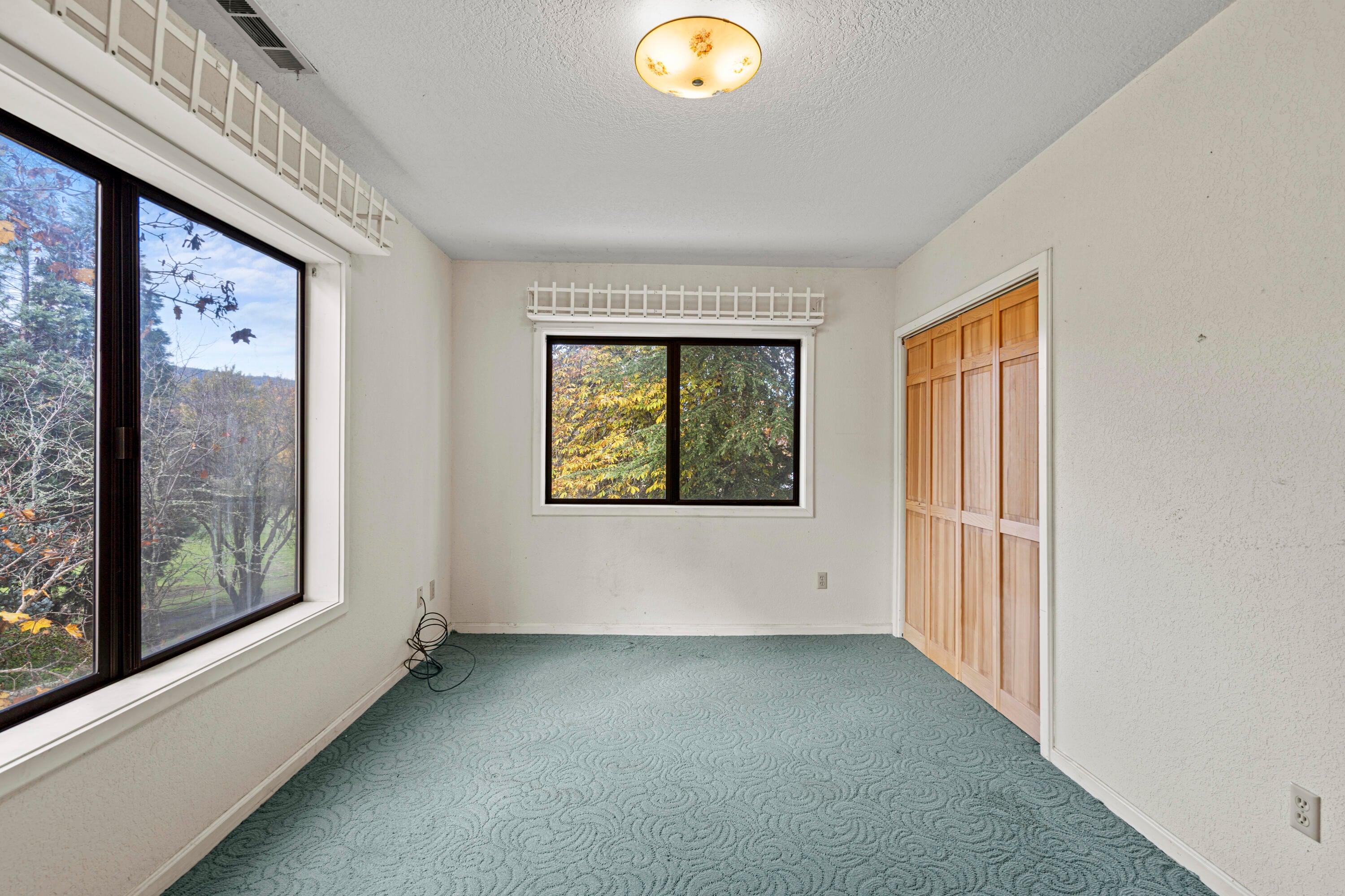 7771 Old Stage Road Central Point, OR 97502 - Photo 26 of 42 Bedroom