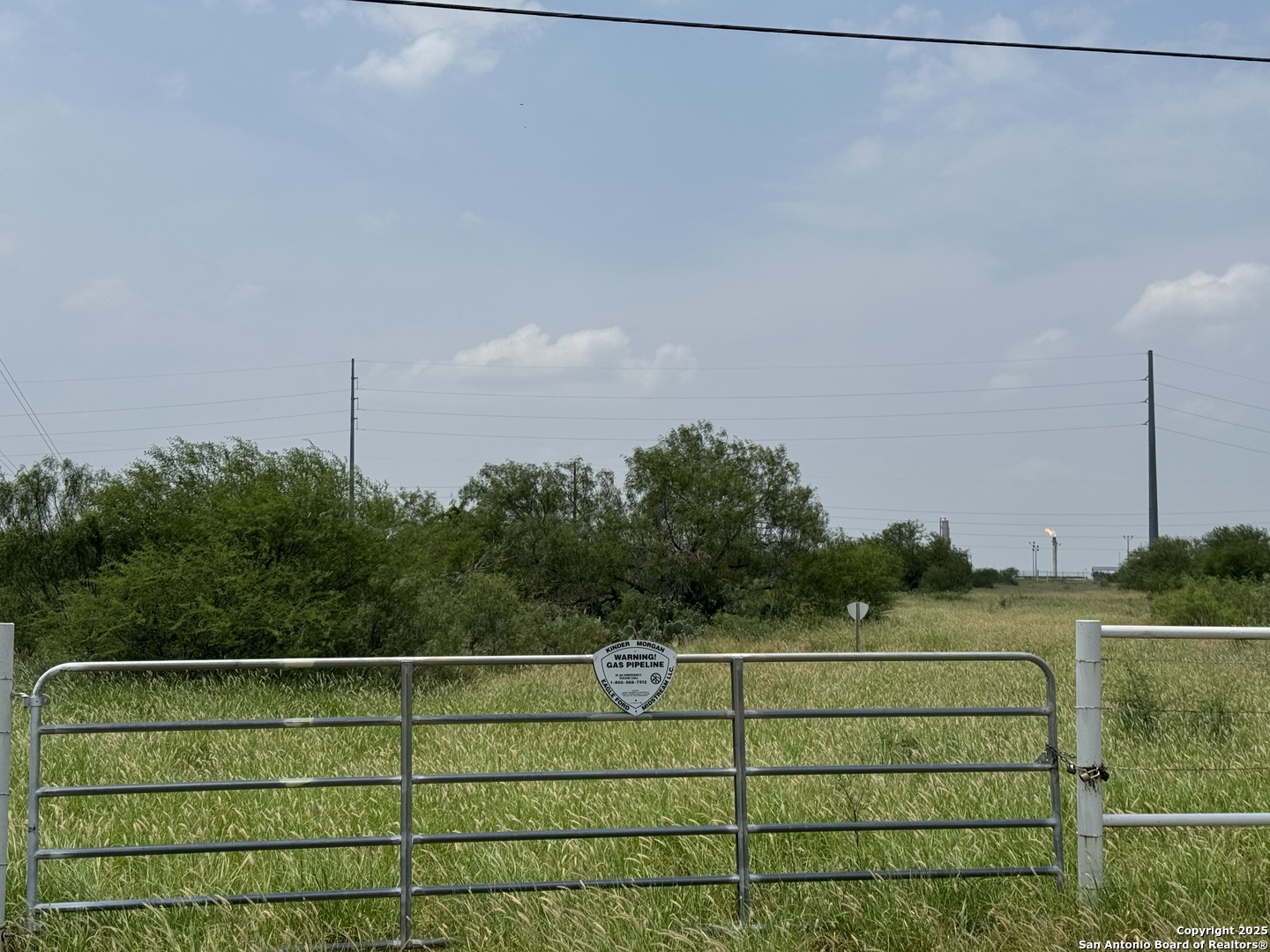 2550 Interstate 35 Cotulla, TX 78014 - Photo 1 of 6 a view of a tennis court