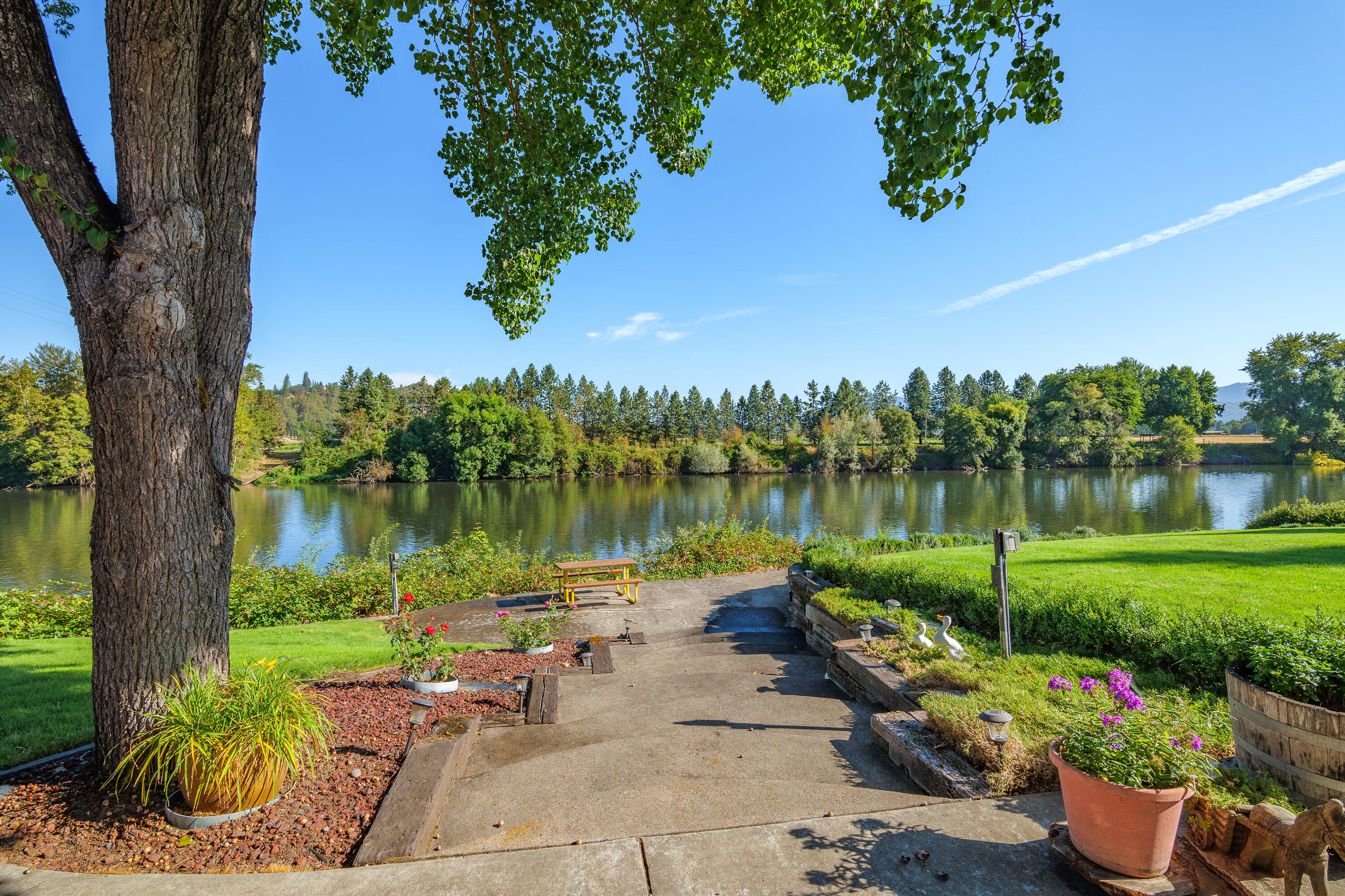 4780 Leonard Road Grants Pass, OR 97527 - Photo 50 of 60 front river shot