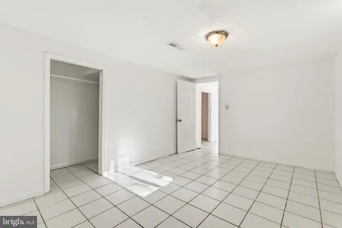 a view of entryway with outdoor area