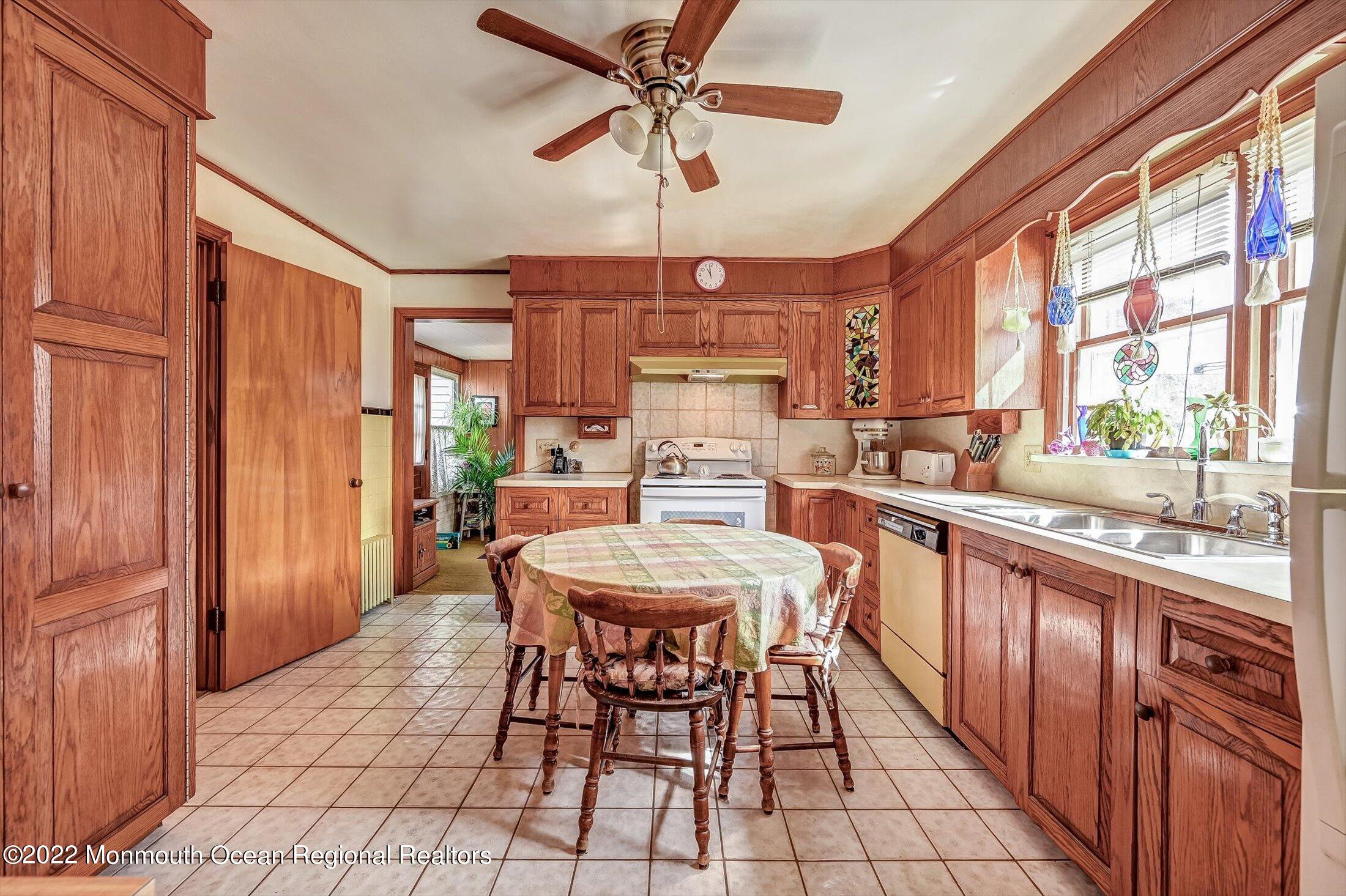 82 Wyckoff Road Eatontown, NJ 07724 - Photo 8 of 38 08-20167740