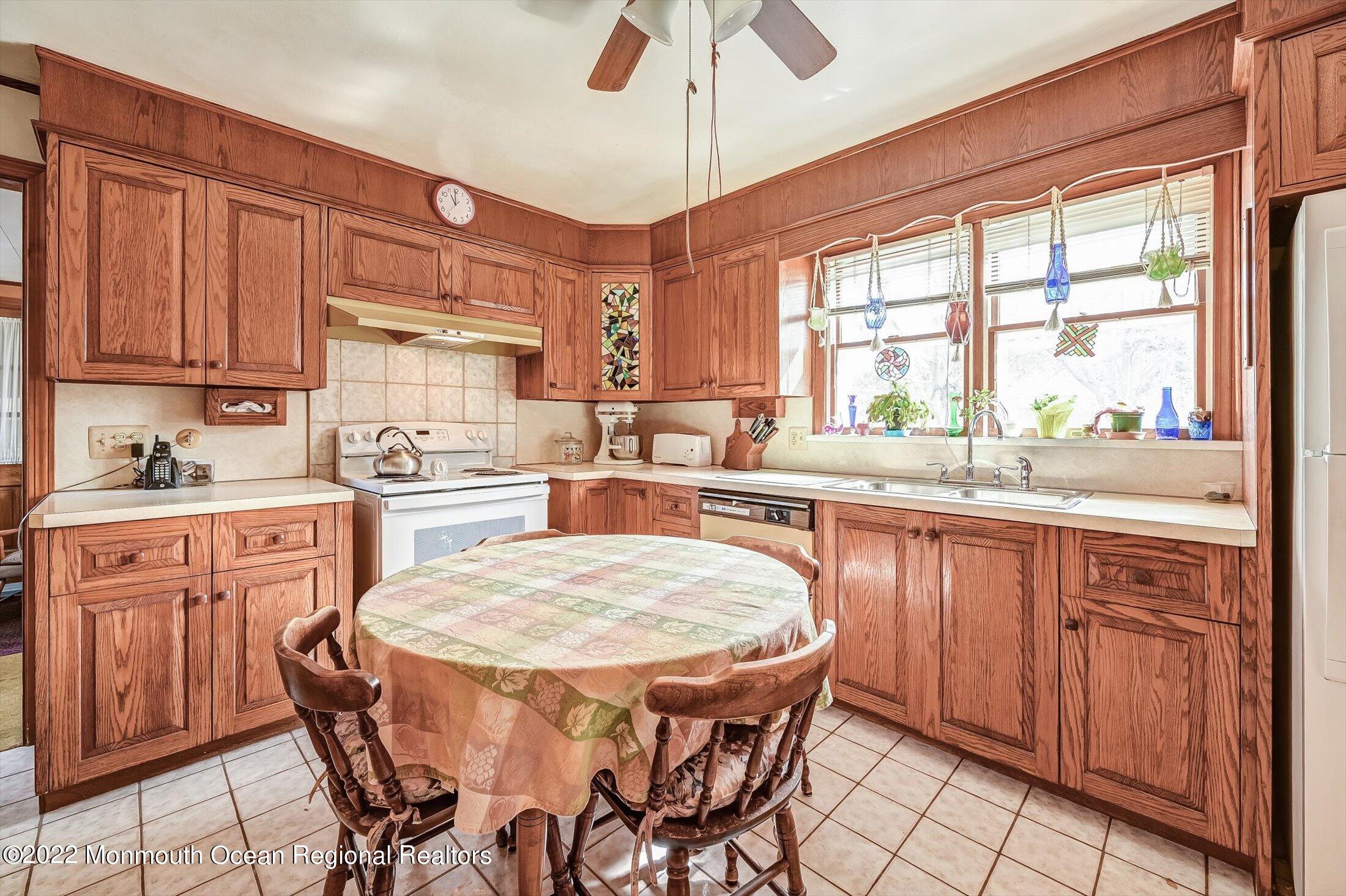 82 Wyckoff Road Eatontown, NJ 07724 - Photo 9 of 38 09-20167741