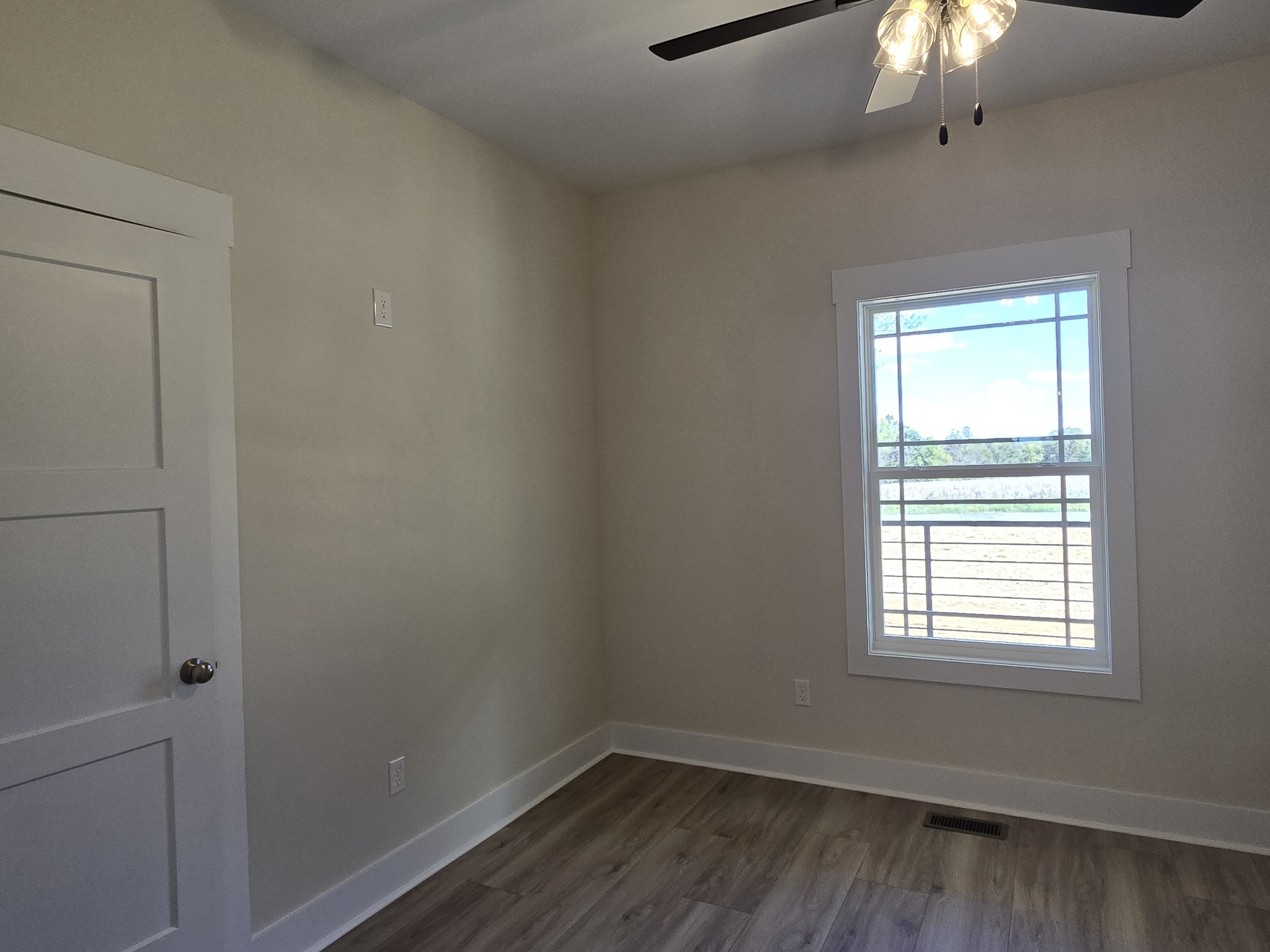 6006 Valley Road Springfield, TN 37172 - Photo 14 of 33 a room that has a window in it