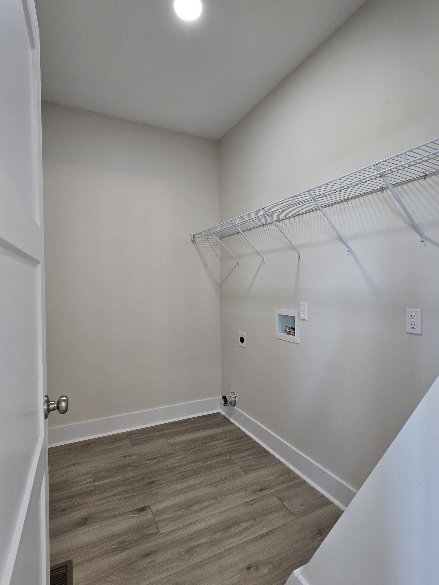 6006 Valley Road Springfield, TN 37172 - Photo 20 of 33 wooden floor in an empty room