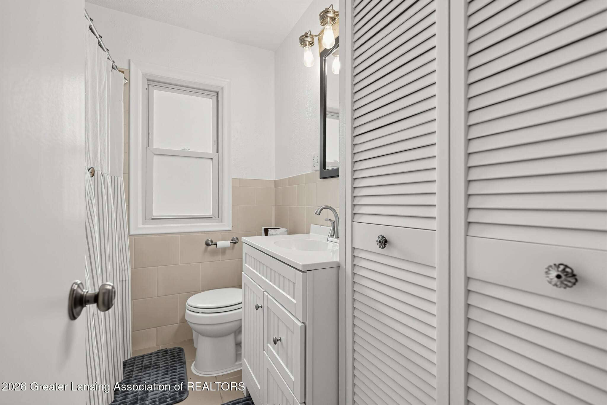 2224 Pembroke Road Lansing, MI 48906 - Photo 23 of 30 Full Bathroom (storage)
