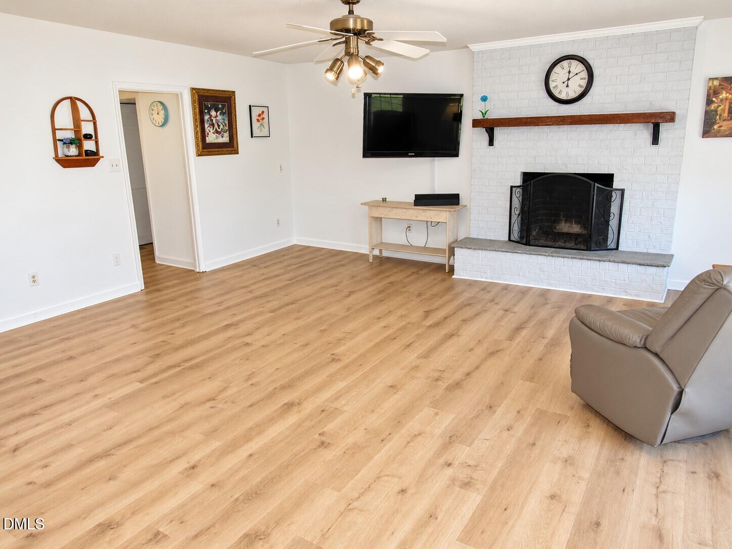1565 Spring Valley Lake Road Henderson, NC 27537 - Photo 6 of 37 Living room