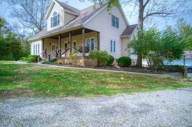 a view of a house with backyard