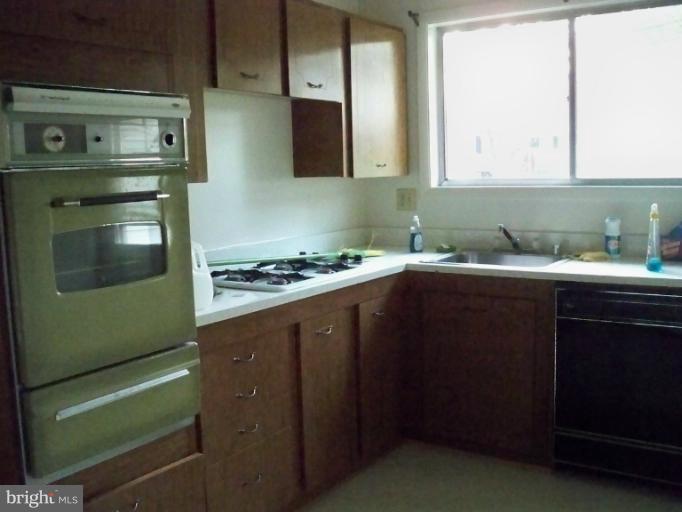 3310 Ben Valley Road Baltimore, MD 21244 - Photo 4 of 20 Kitchen