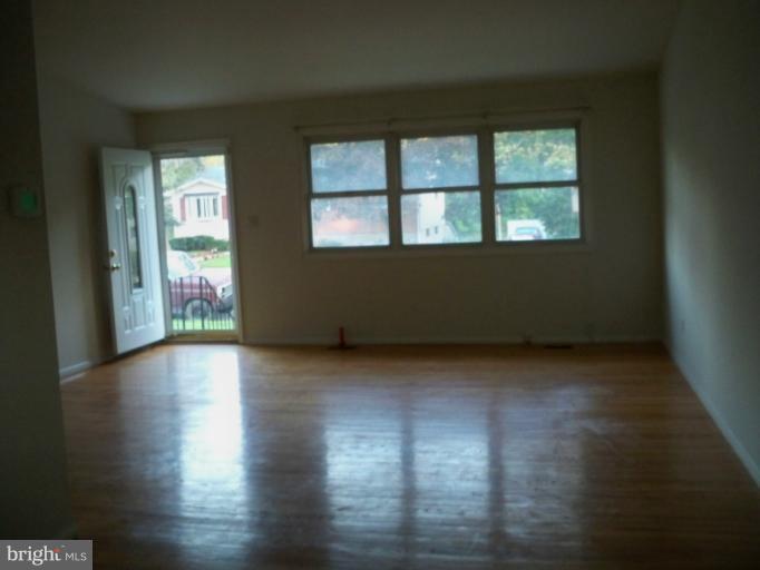3310 Ben Valley Road Baltimore, MD 21244 - Photo 6 of 20 Living Room