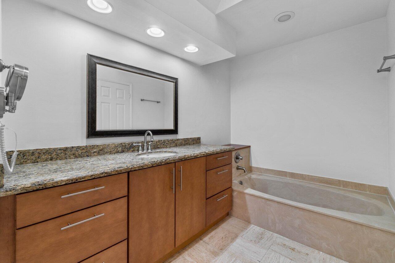 7460 La Paz Boulevard, Unit 305 Boca Raton, FL 33433 - Photo 17 of 36 Primary Bath
