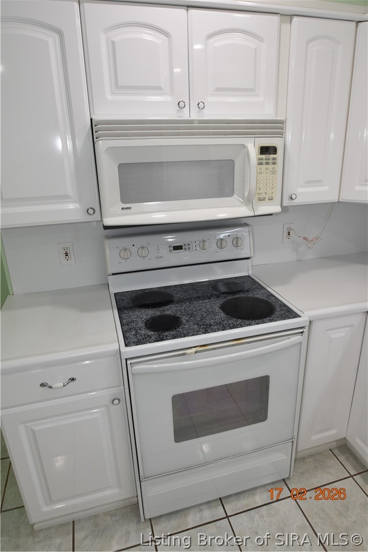 1905 Blackiston Mill Road Clarksville, IN 47129 - Photo 15 of 64 Electric range and microwave.