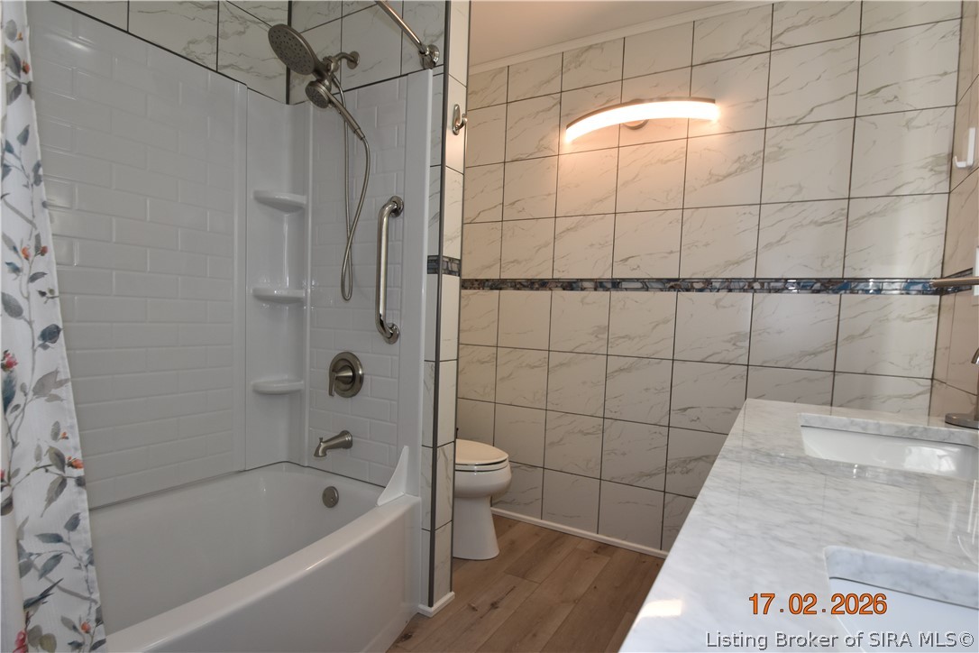 1905 Blackiston Mill Road Clarksville, IN 47129 - Photo 38 of 64 2nd floor bathroom. Tub/shower combo.