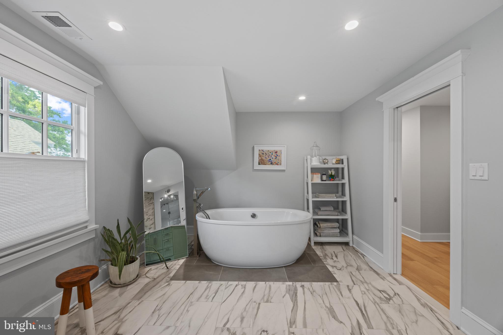 54 River Drive Annapolis, MD 21403 - Photo 25 of 43 a living room with furniture a potted plant and a wooden floor