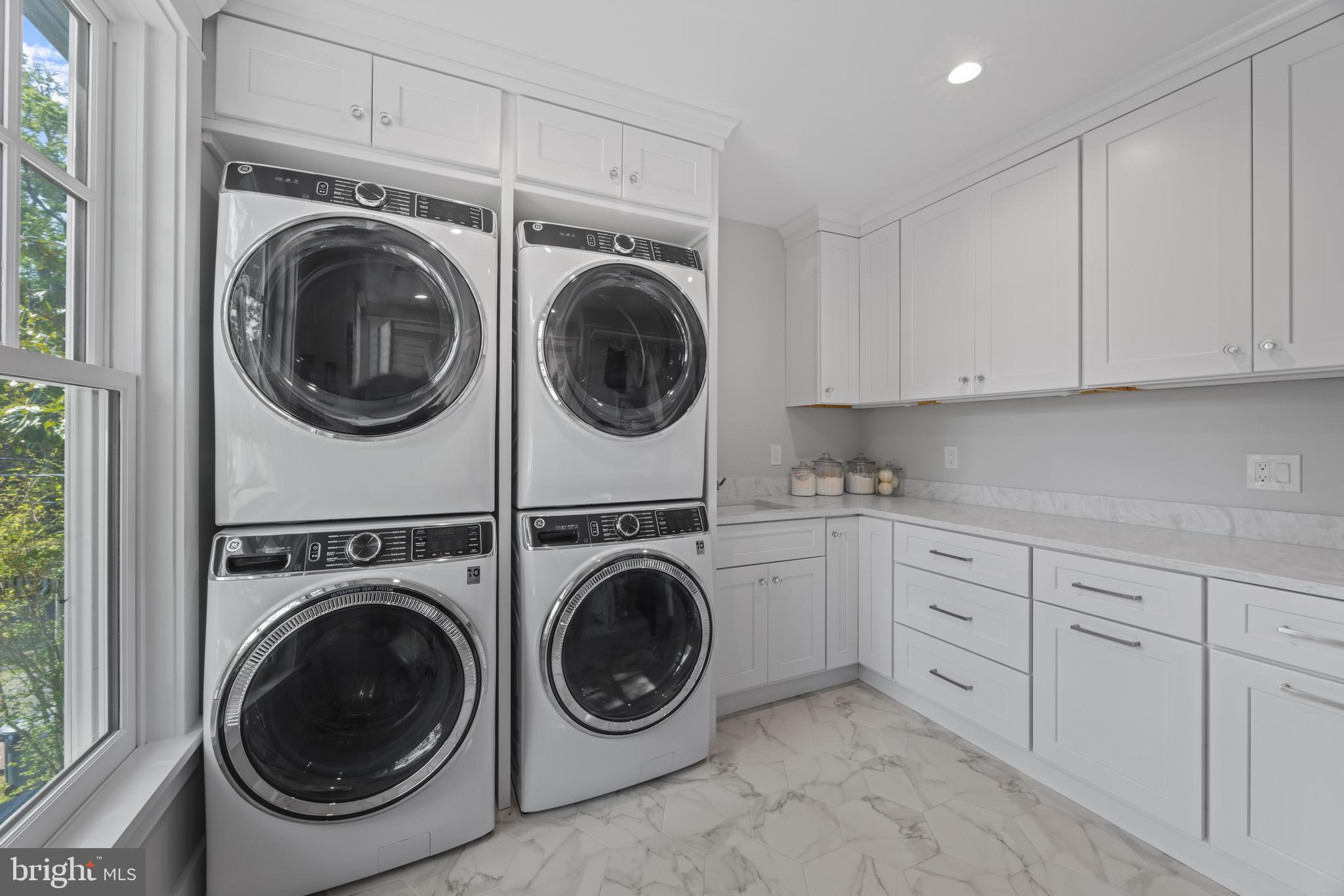54 River Drive Annapolis, MD 21403 - Photo 32 of 43 a utility room with sink dryer and washer