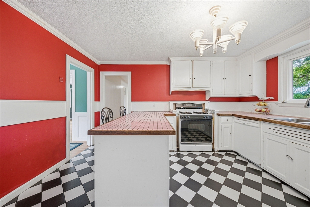 146 Acton Road Chelmsford, MA 01824 - Photo 8 of 42
