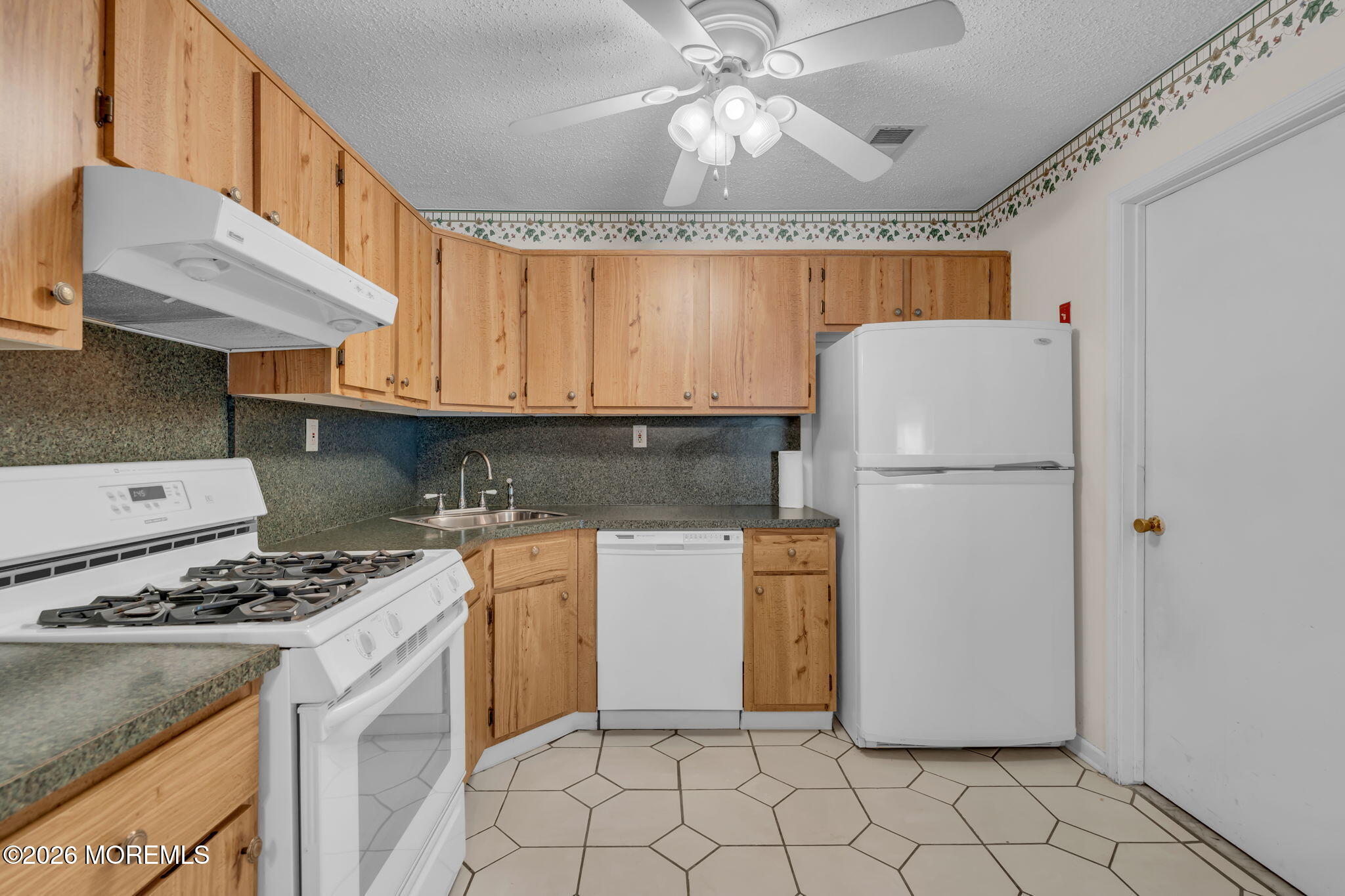 161 Frontier Way Tinton Falls, NJ 07753 - Photo 7 of 19 7