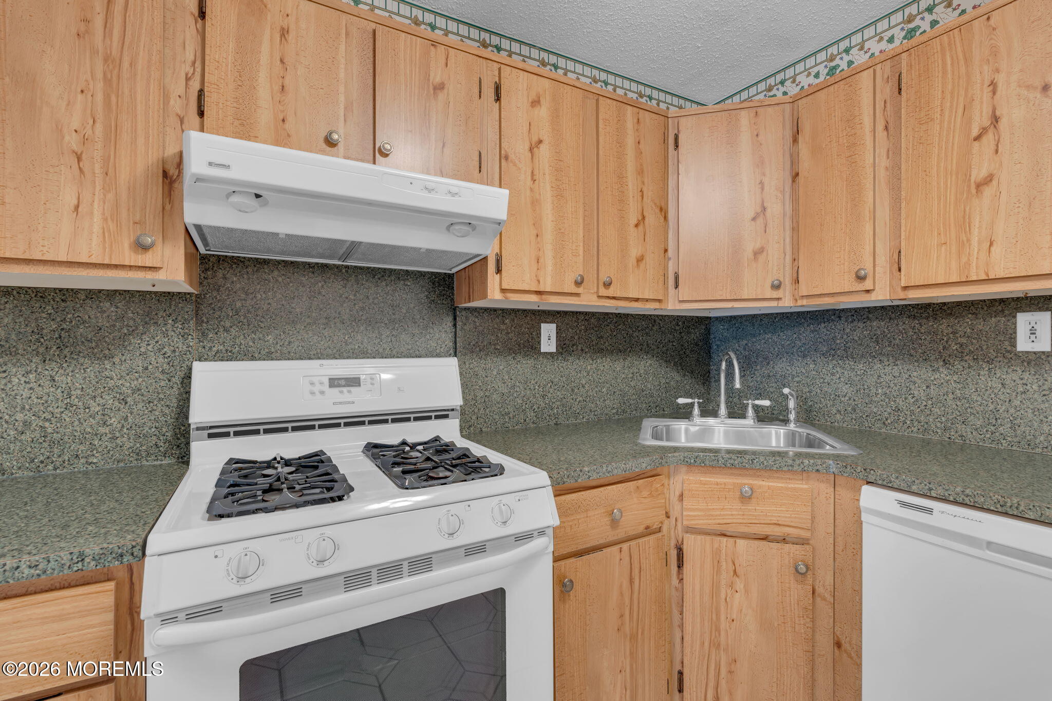 161 Frontier Way Tinton Falls, NJ 07753 - Photo 8 of 19 8