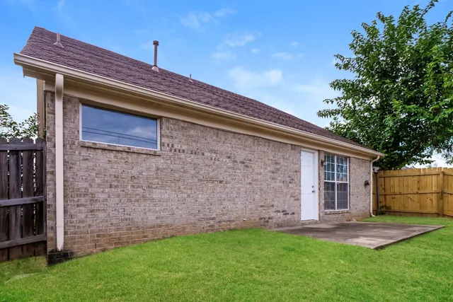 a view of front of a house with a yard