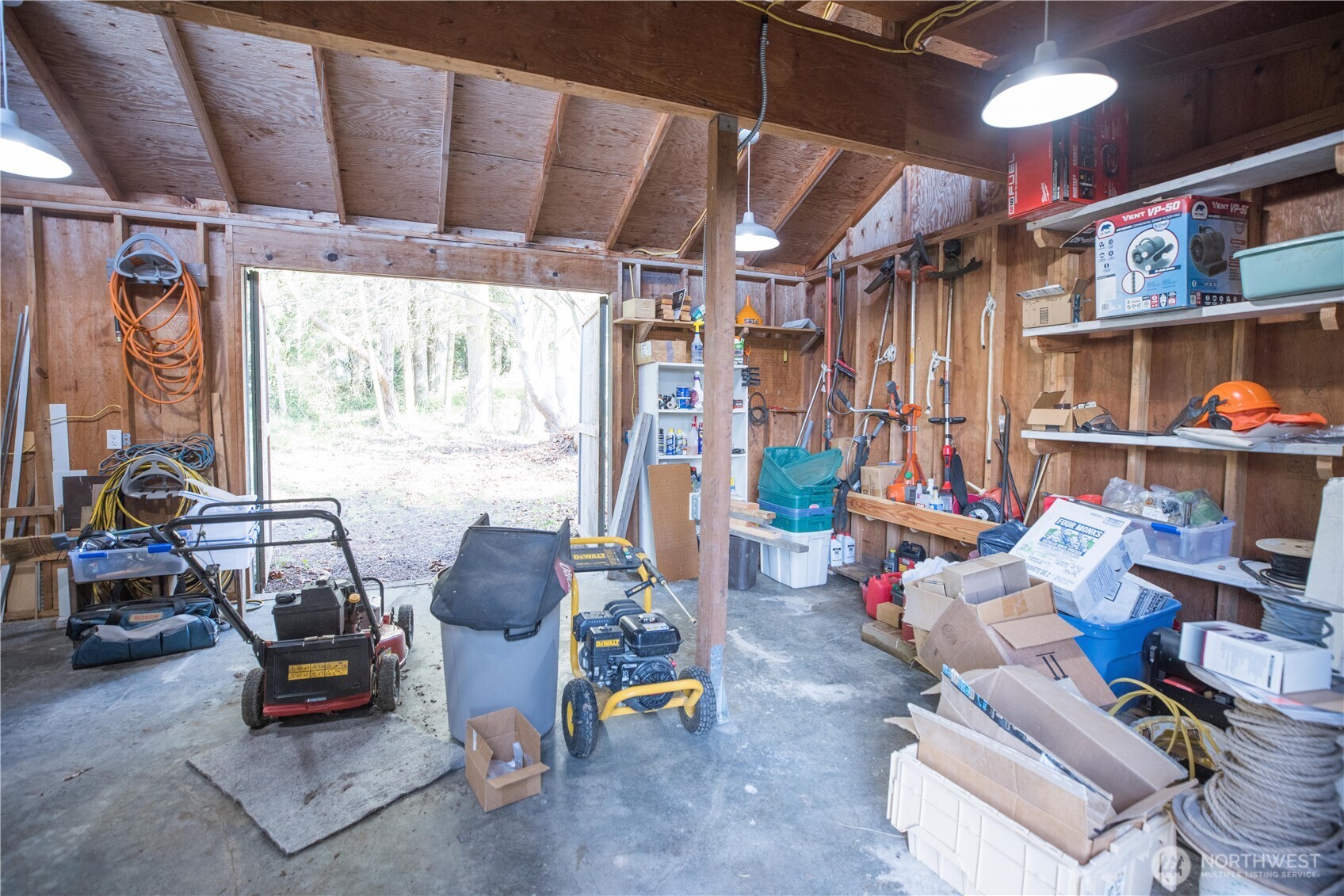 254 Simpson Road Sequim, WA 98382 - Photo 28 of 40 a room with furniture