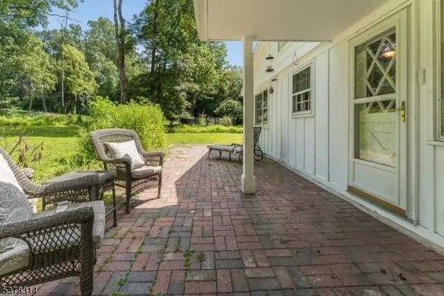 a view of a house with backyard