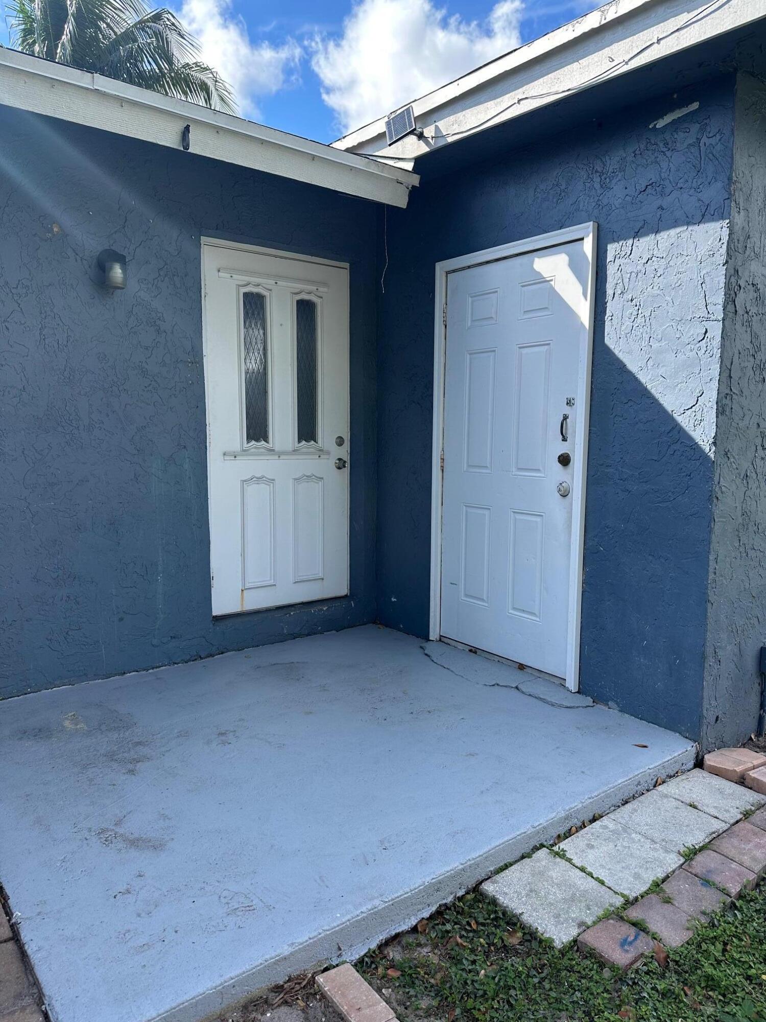 4810 Davis Road, Unit 4814 Lake Worth, FL 33461 - Photo 12 of 14 a backyard of a house