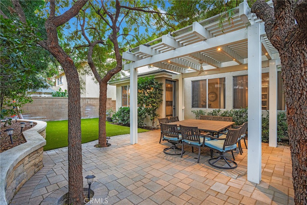 28 Rosenblum Irvine, CA 92602 - Photo 12 of 25 a wooden bench sitting in front of a building