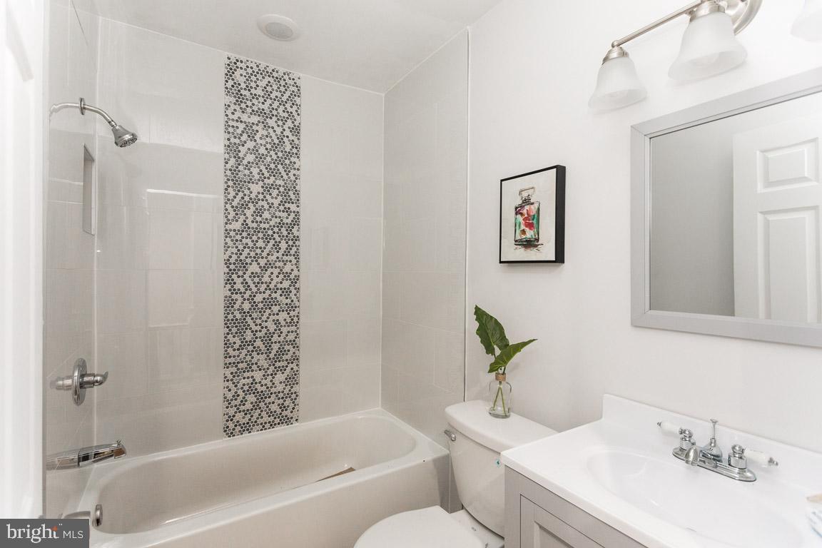 2625 West Cold Spring Lane Baltimore, MD 21215 - Photo 18 of 32 Full hallway bathroom upper level