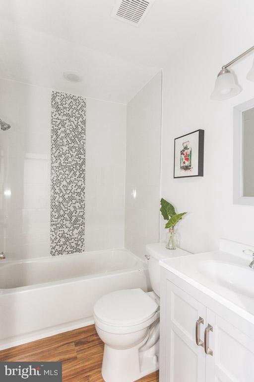 2625 West Cold Spring Lane Baltimore, MD 21215 - Photo 19 of 32 Full hallway bathroom upper level