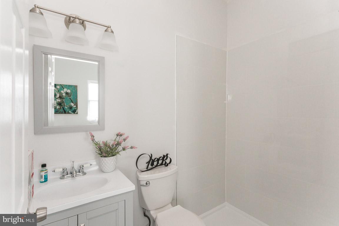 2625 West Cold Spring Lane Baltimore, MD 21215 - Photo 24 of 32 Primary Full Bathroom