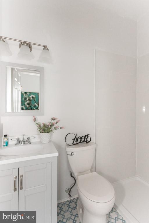 2625 West Cold Spring Lane Baltimore, MD 21215 - Photo 25 of 32 Primary Full Bathroom