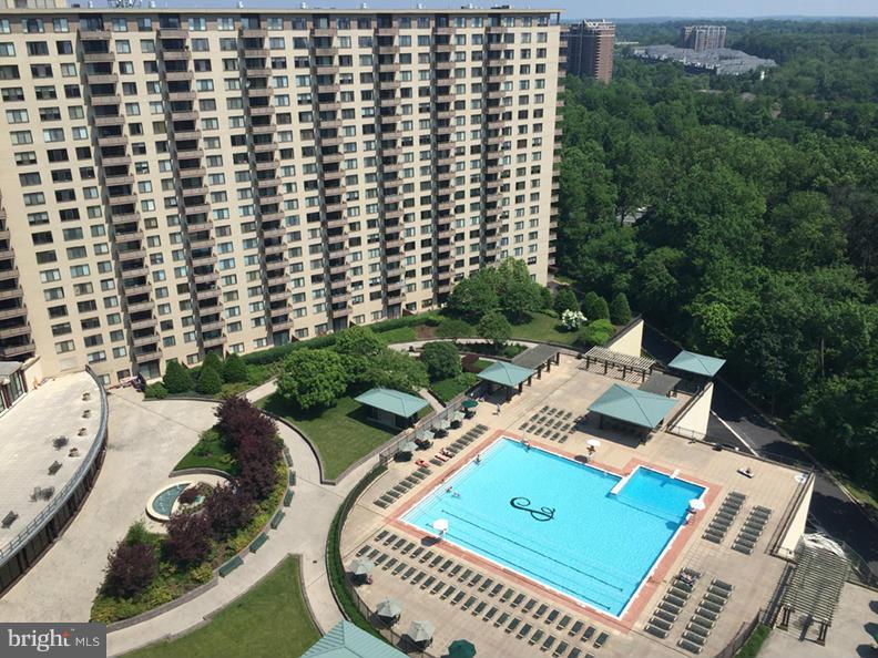 5225 Pooks Hill Road, Unit 809N Bethesda, MD 20814 - Photo 13 of 22 Outdoor pool