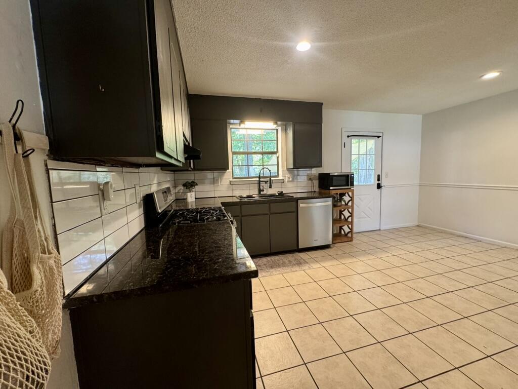 556 Lee Avenue Crestview, FL 32539 - Photo 11 of 13 Kitchen