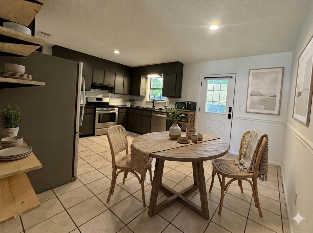 556 Lee Avenue Crestview, FL 32539 - Photo 3 of 13 Virtually Staged Dining Area