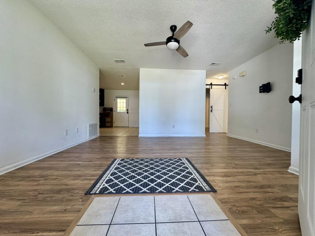 556 Lee Avenue Crestview, FL 32539 - Photo 4 of 13 Living Room
