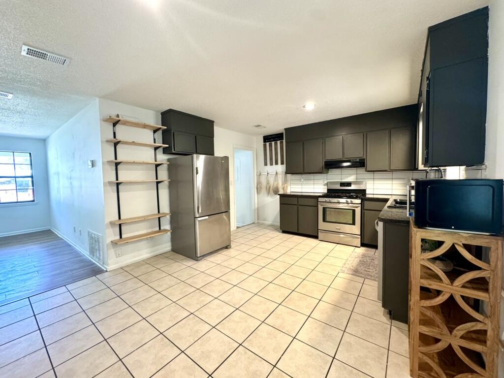 556 Lee Avenue Crestview, FL 32539 - Photo 10 of 13 Kitchen