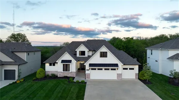 $800,000 | 2021 Northeast Bluestone Drive, Lee's Summit, MO 64064